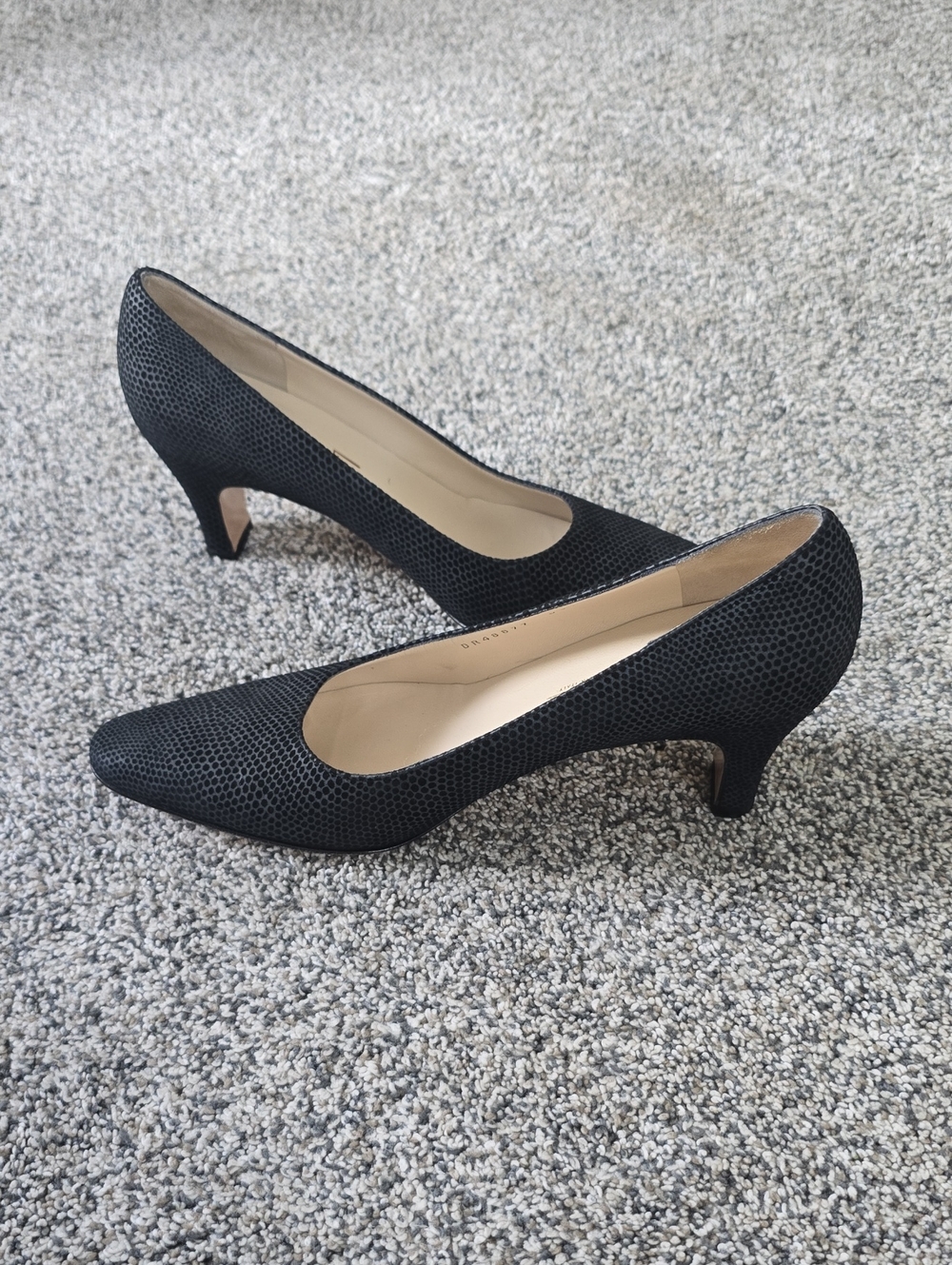 Salvatore Ferragamo Vintage 90s Lizard Embossed Kitten Heel Pumps Size 7B